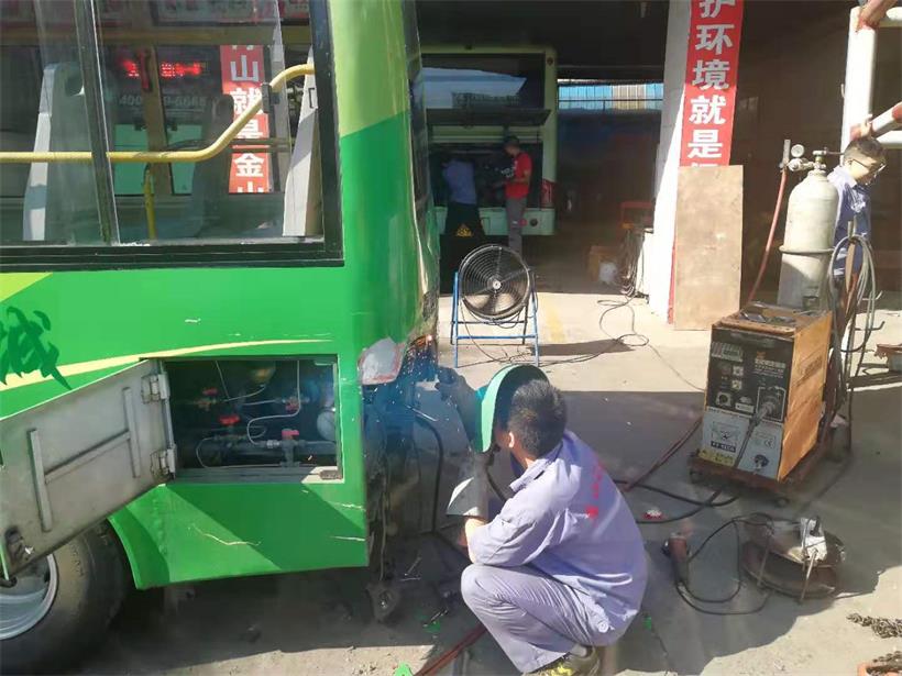 鈑金工，修復(fù)車身.jpg
